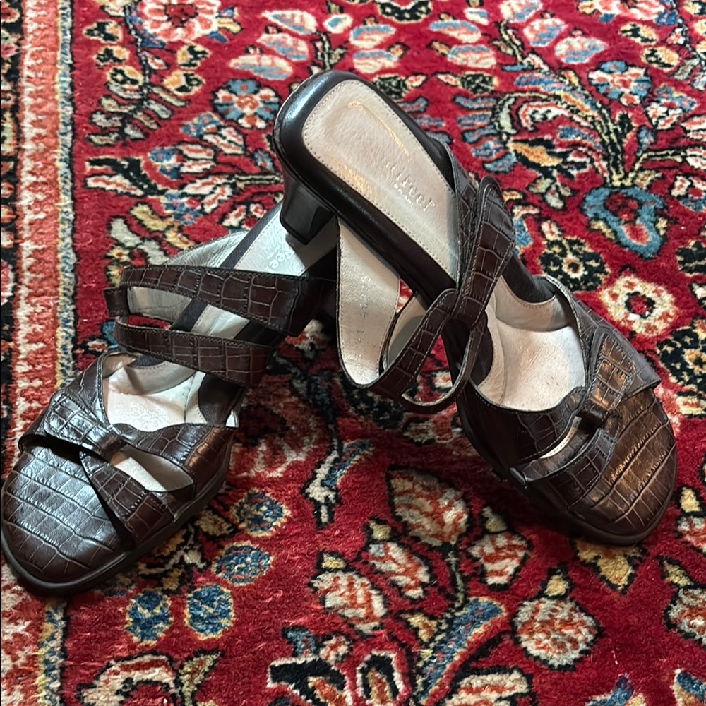 Elegant Brown Crocodile Pattern Beautifeel Comfort Sandals